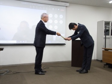 島村NGF会長から岸東工大助教への贈呈状の授与