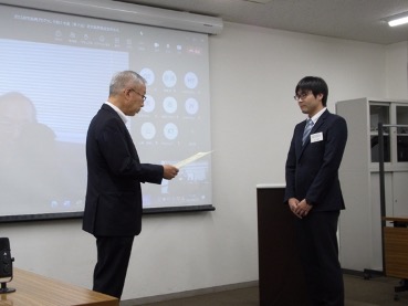 森NGF会長から李主任研究員への贈呈状の授与