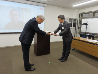 森NGF会長から森助教への贈呈状の授与