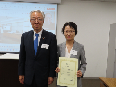森NGF会長から桑准教授への贈呈状の授与